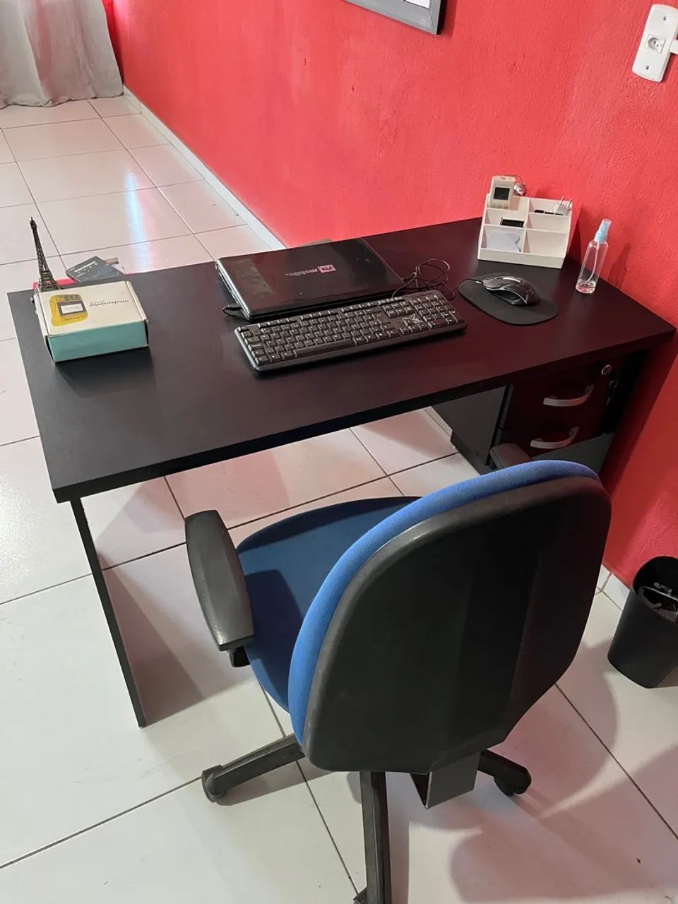 Mesa de escritório- praticamente nova