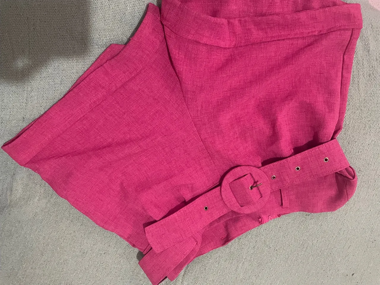 Shorts rosa com cinto