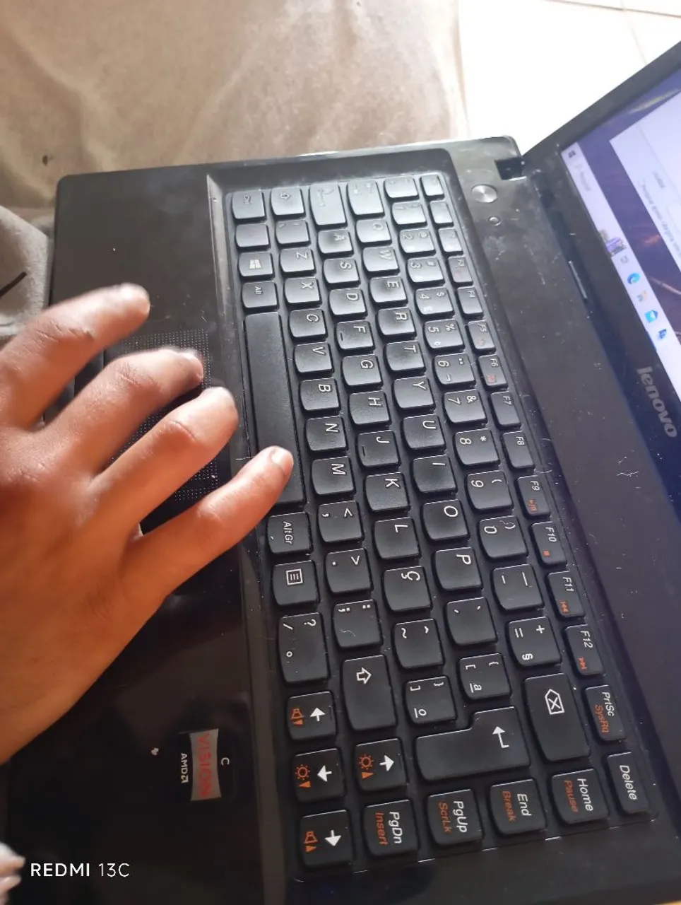Notebook Lenovo com teclado em português