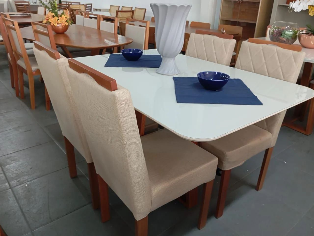 Mesa retangular com cadeiras de madeira maciça  - Foto 2