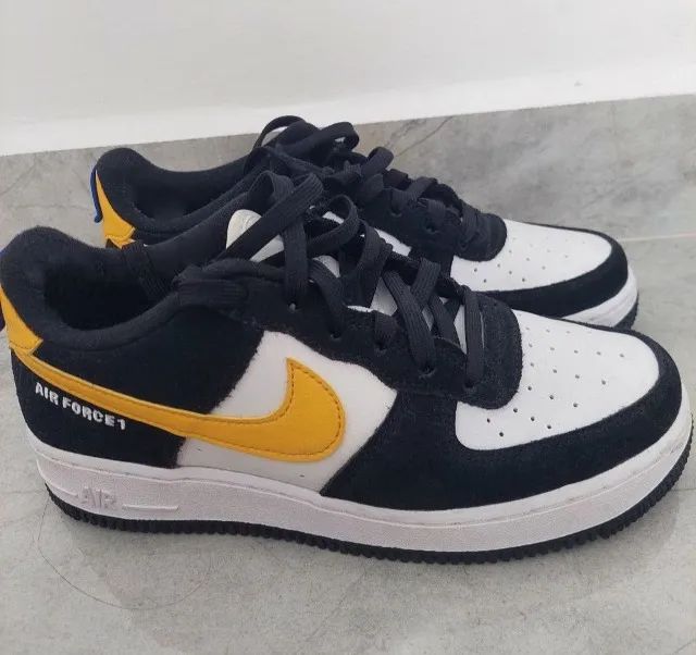 Tênis Nike Air Force 1 Low GS Athletic Club Black University Gold - Foto 4