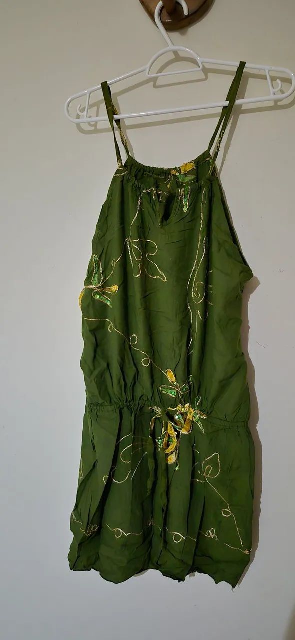 Vestido verde com detalhes dourados