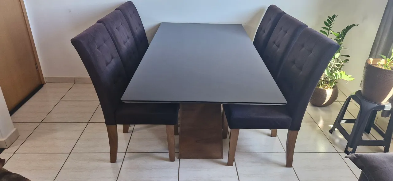 Mesa de Jantar com 6 cadeiras estofadas