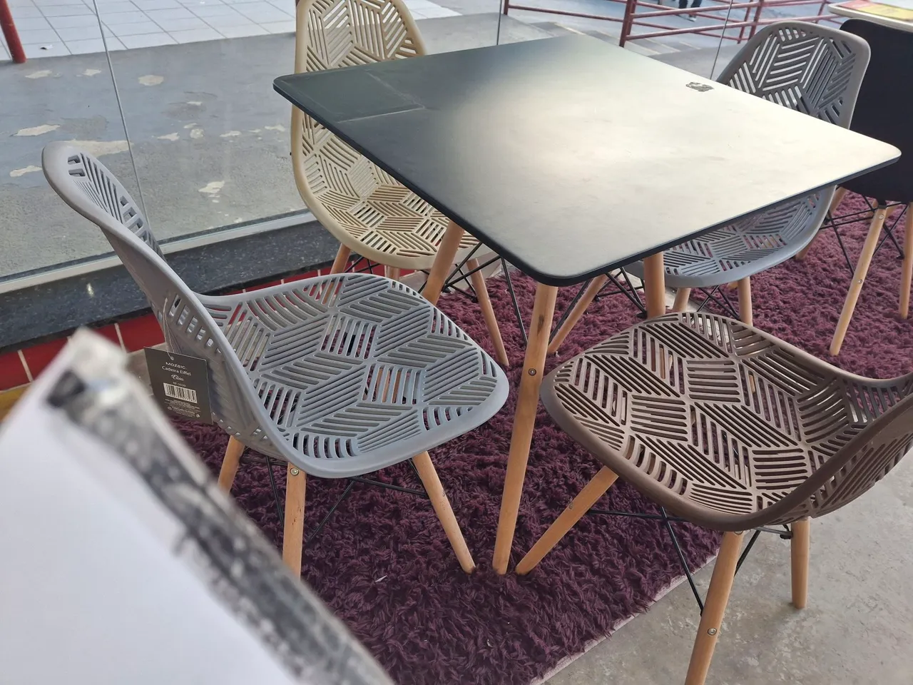Mesa para 4 pessoas em MDF