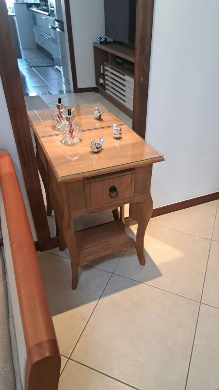 Mesa de apoio em madeira com gaveta