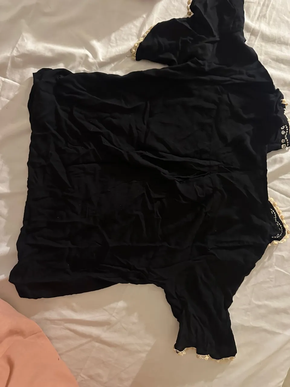 Blusa preta com detalhes em renda