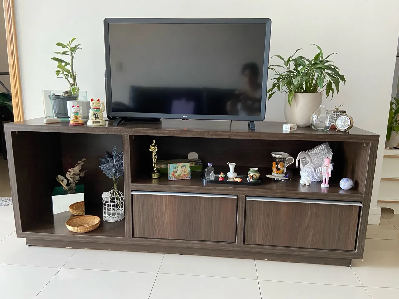 Rack de TV com duas gavetas amplas e Telescópicas