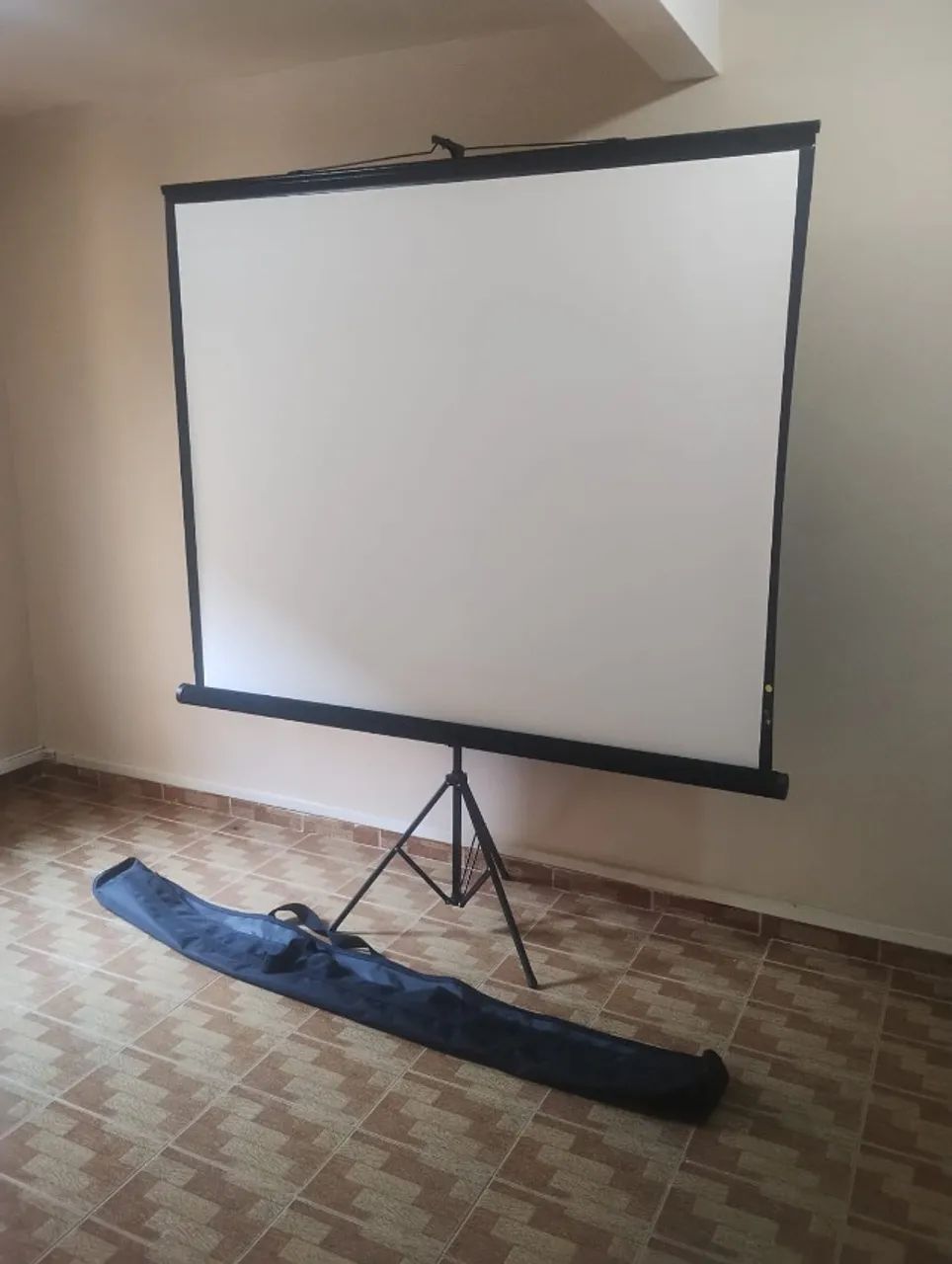 Tela de projeção Tamanho 1:80 x 1:80 Tripé com case de transporte - Foto 2
