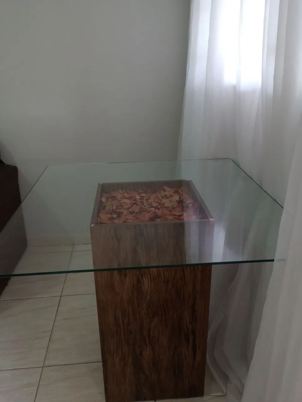 Mesa de jantar com base de madeira e tampo de vidro - Foto 5