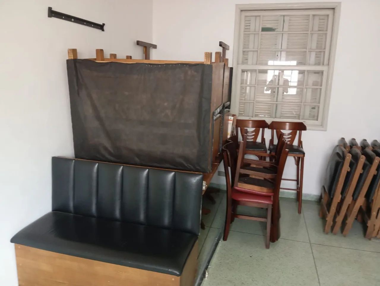 Conjunto de cadeiras e bancos de madeira - Foto 2