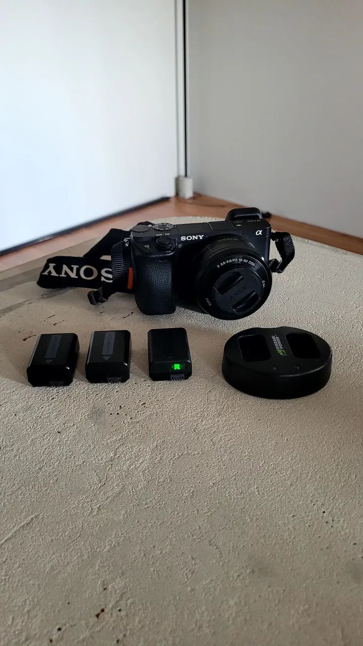 Câmera Sony ILCE A6300 + lente e baterias - Foto 2