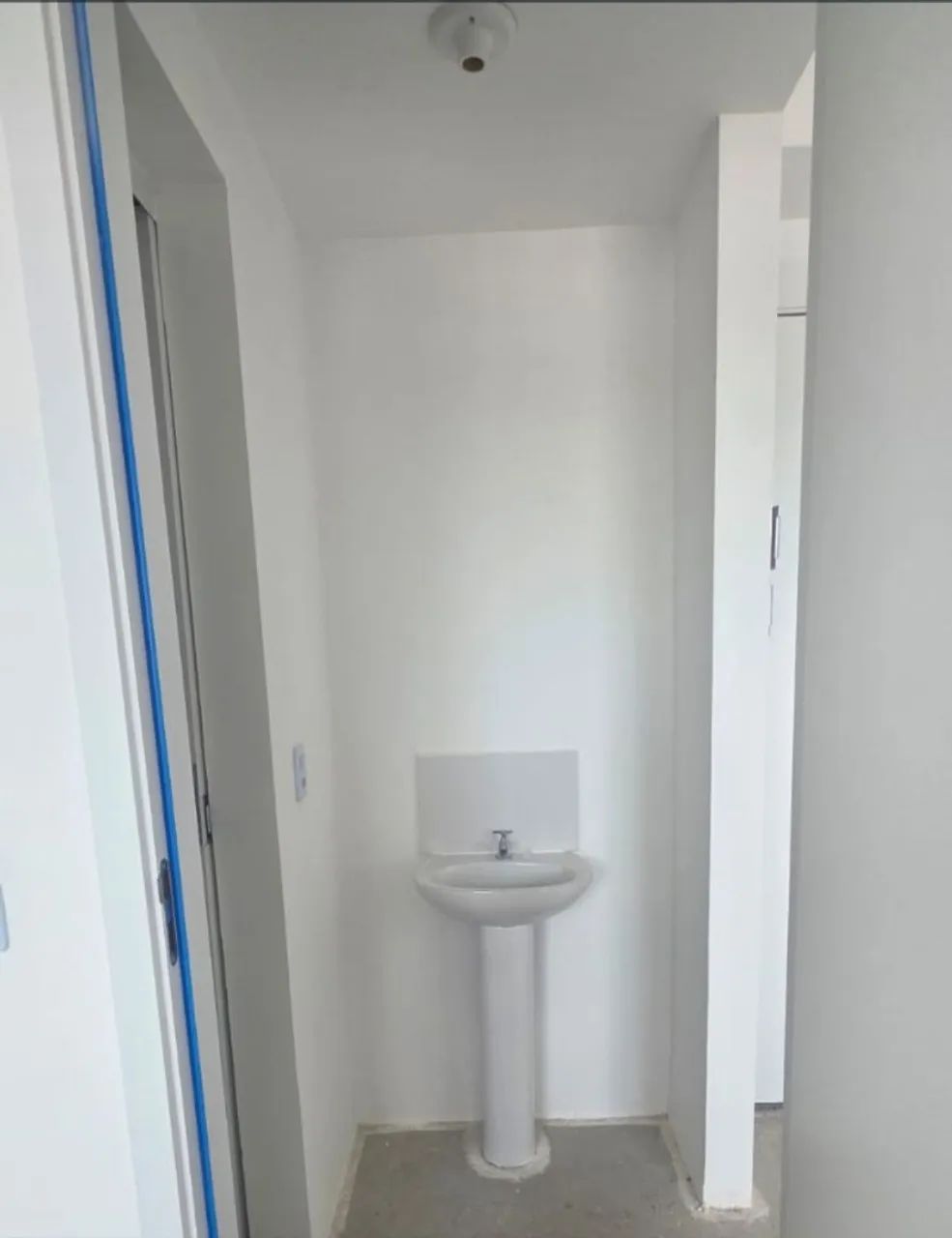 Pia de banheiro com coluna