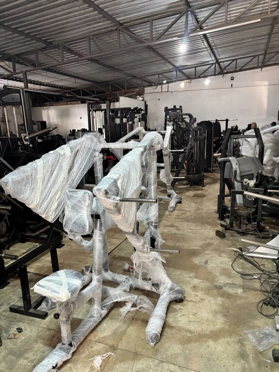 Academia completa com equipamentos de musculação e esteira - Foto 5