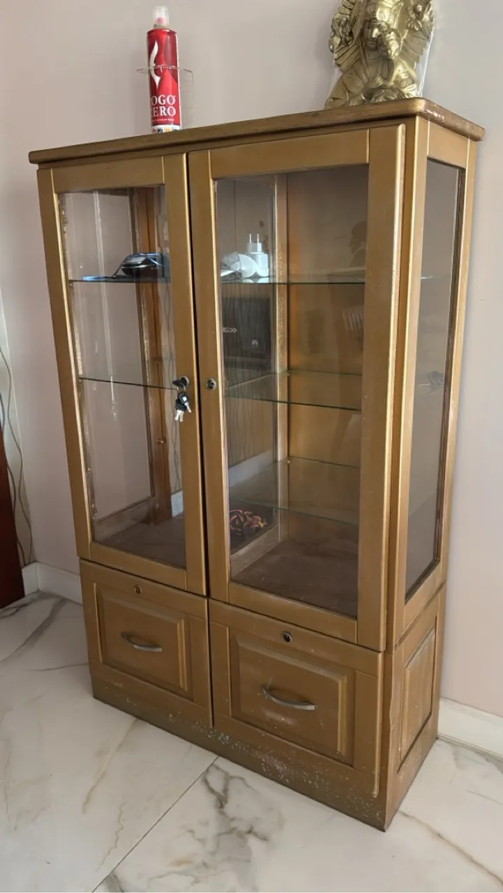 Armário de Vidro Dourado