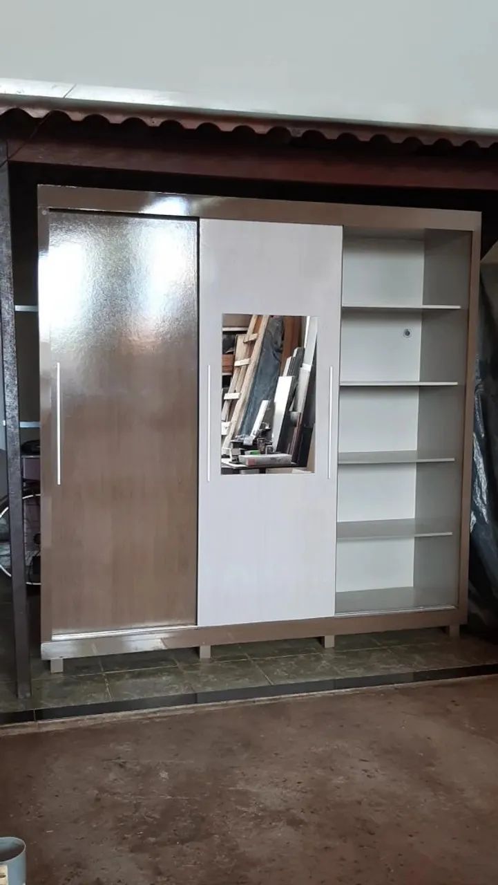 Entrega e montagem gratuita, lindo guarda roupa com 3 portas de correr Espelho e 4 gavetas - Foto 4