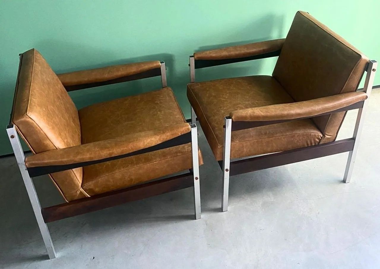 Antigo Par de Poltronas Moveis Cimo em Couro natural - Foto 4