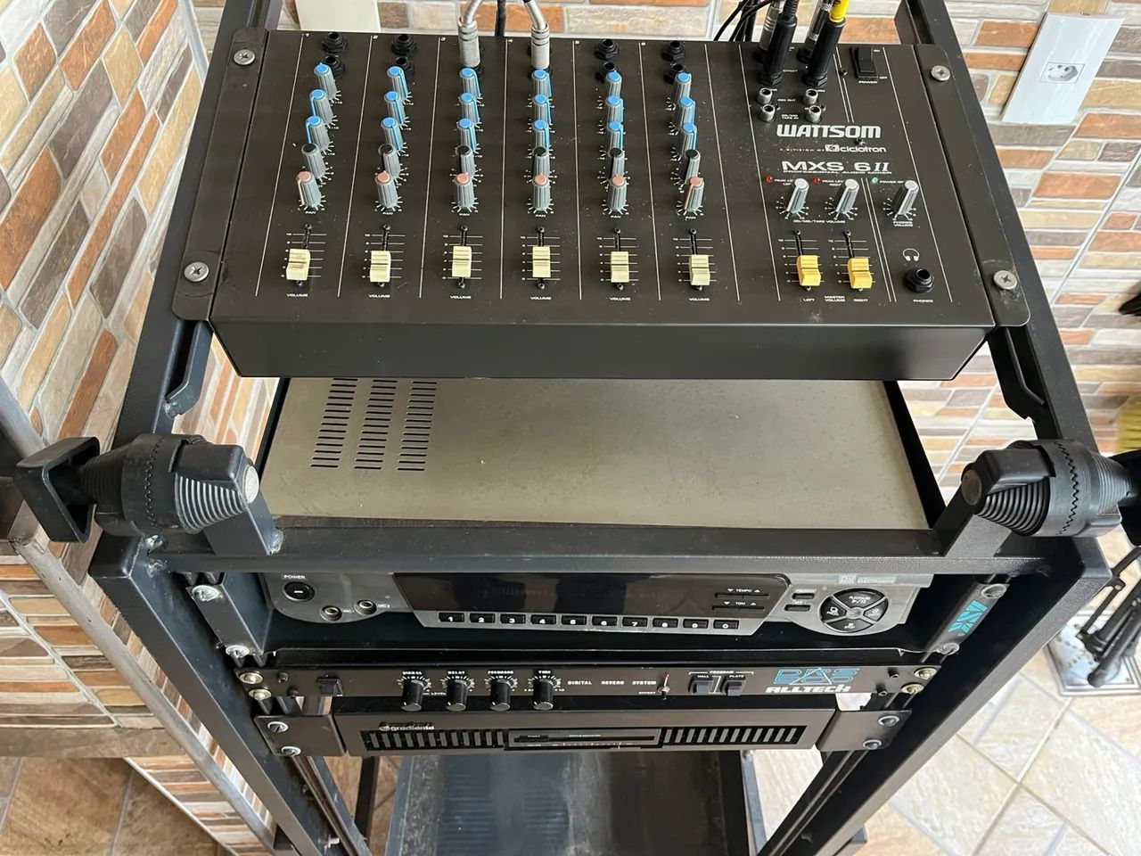 Mesa de som Wattson MXS  com videokê Raf, câmara de efeitos e amplificador6 II