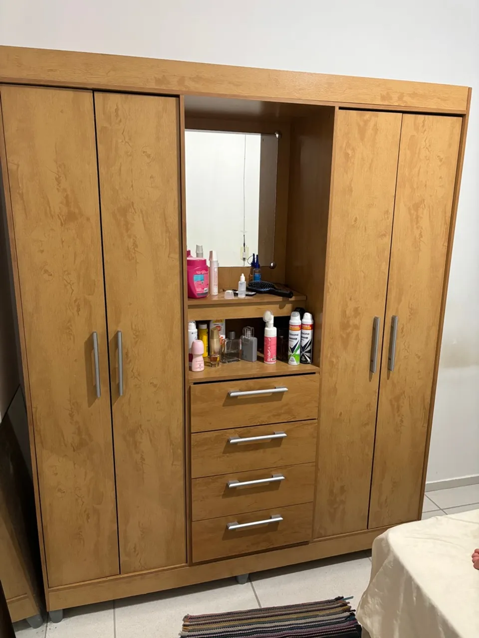Guarda-Roupa Amadeirado com Espelho e Gavetas