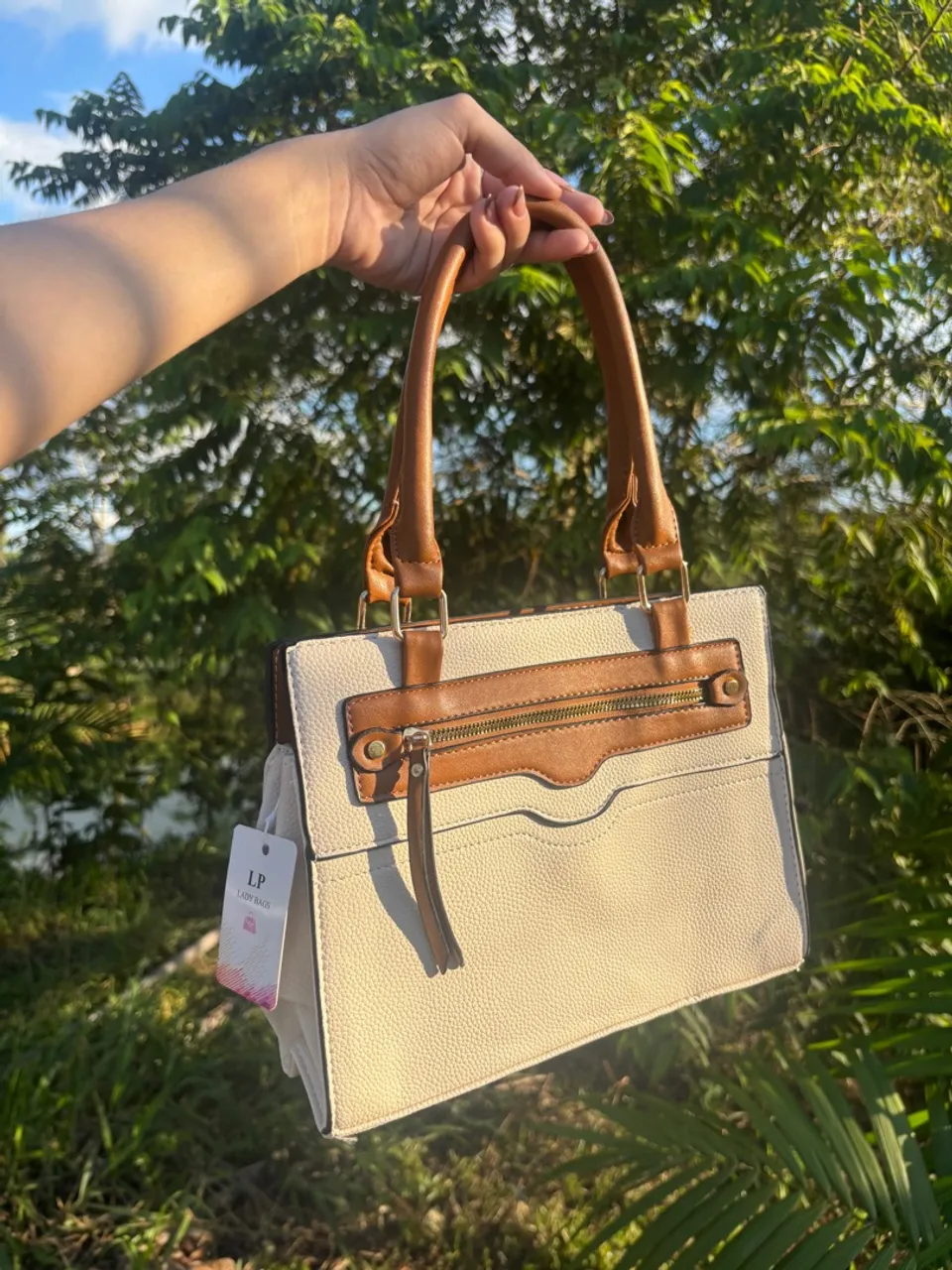 Bolsa de mão elegante com detalhes em marrom