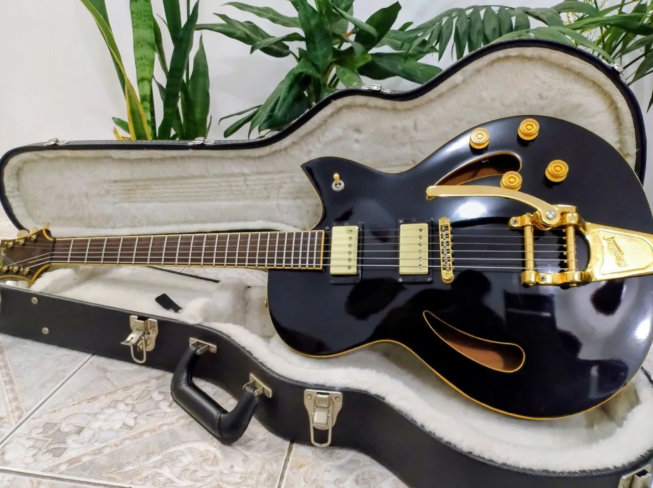 Guitarra Semi acústica Cort Jim Triggs Bigsby original 