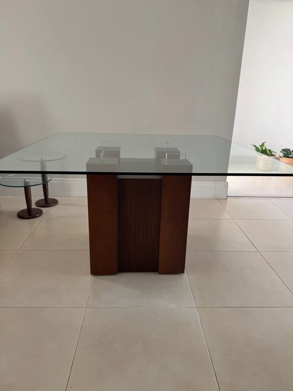 Mesa de Jantar base de madeira e tampo de vidro ,da loja Casa Verde  - Foto 2