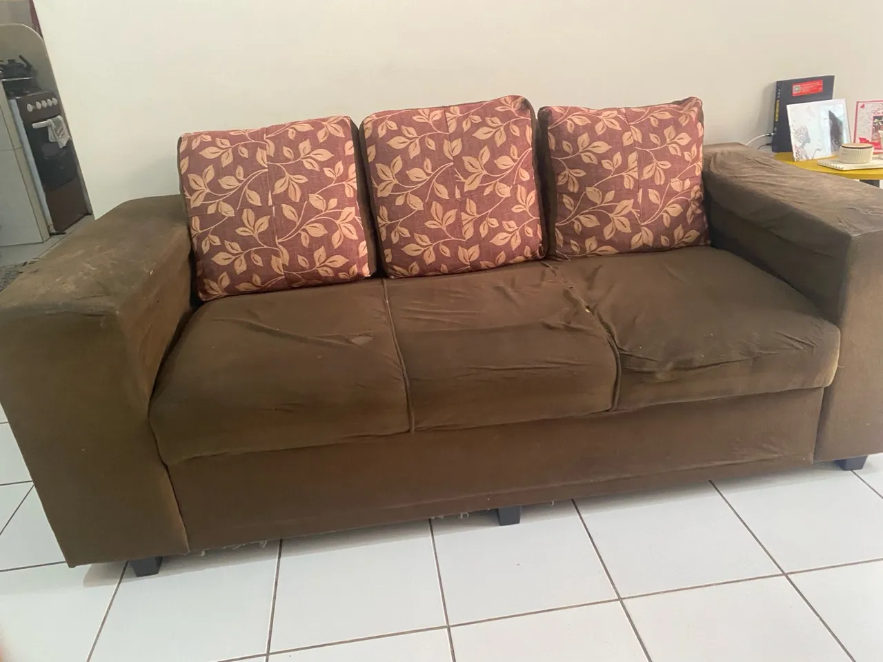 Sofá 3 lugares com almofadas decorativas