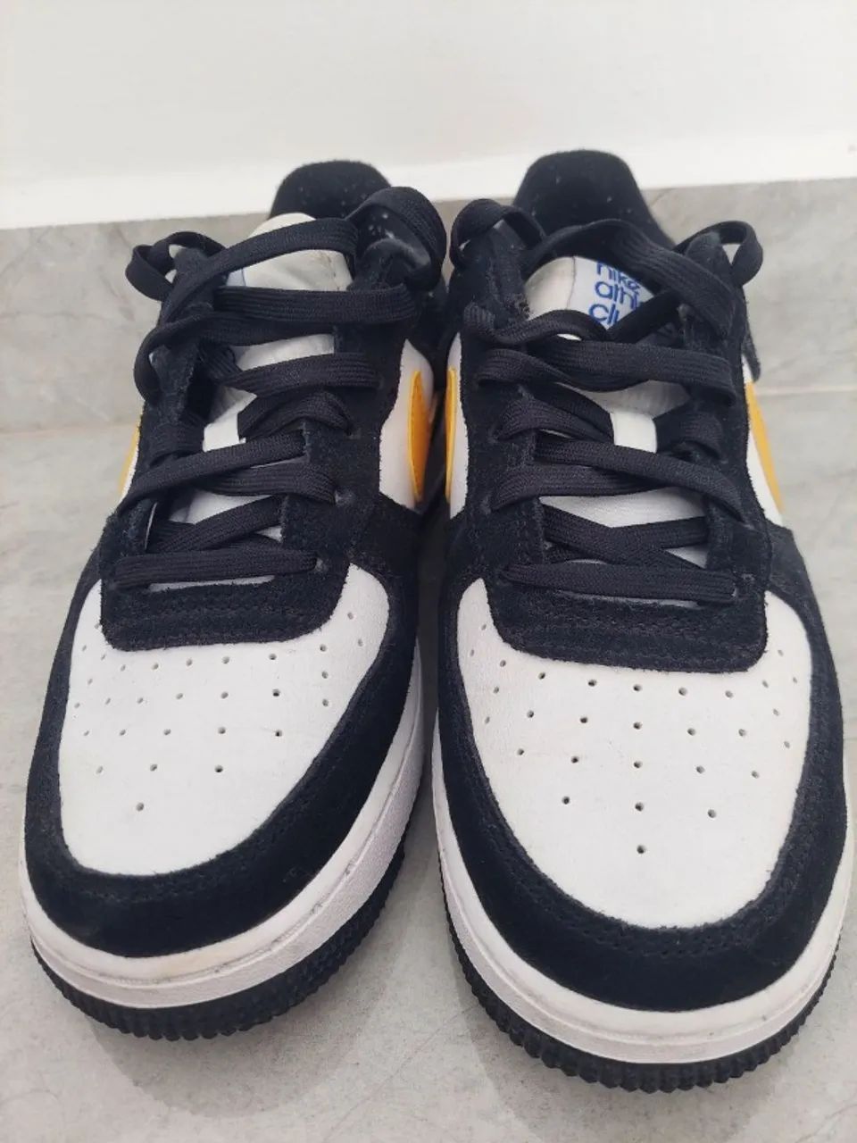 Tênis Nike Air Force 1 Low GS Athletic Club Black University Gold - Foto 3