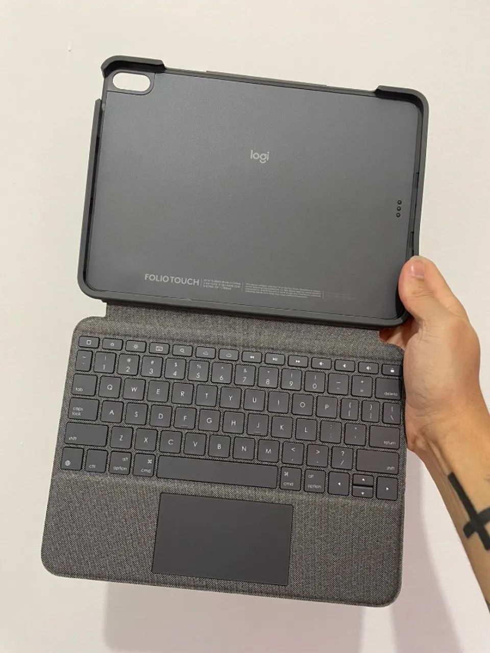 Capa Teclado Logitech - Folio Touch (IPad Air M1) - Foto 4