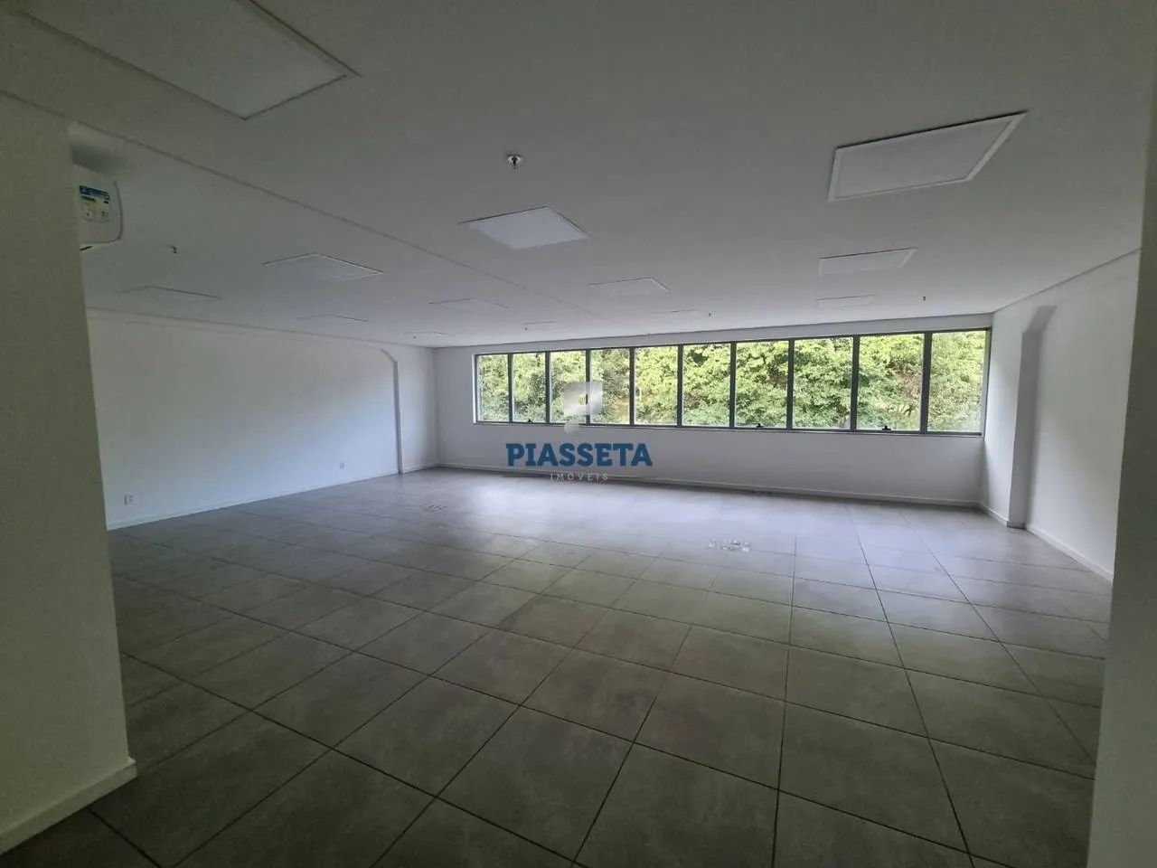 Sala com 101,73m² com vista para área verde pronta para uso no SC 401 Square Corporate - Foto 2