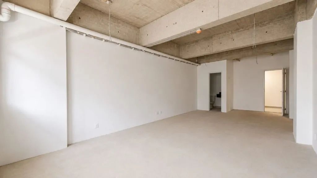 Sala comercial de 43,97 m² com banheiro, varanda e vagas rotativas no Edifício Quadria  Ja - Foto 3