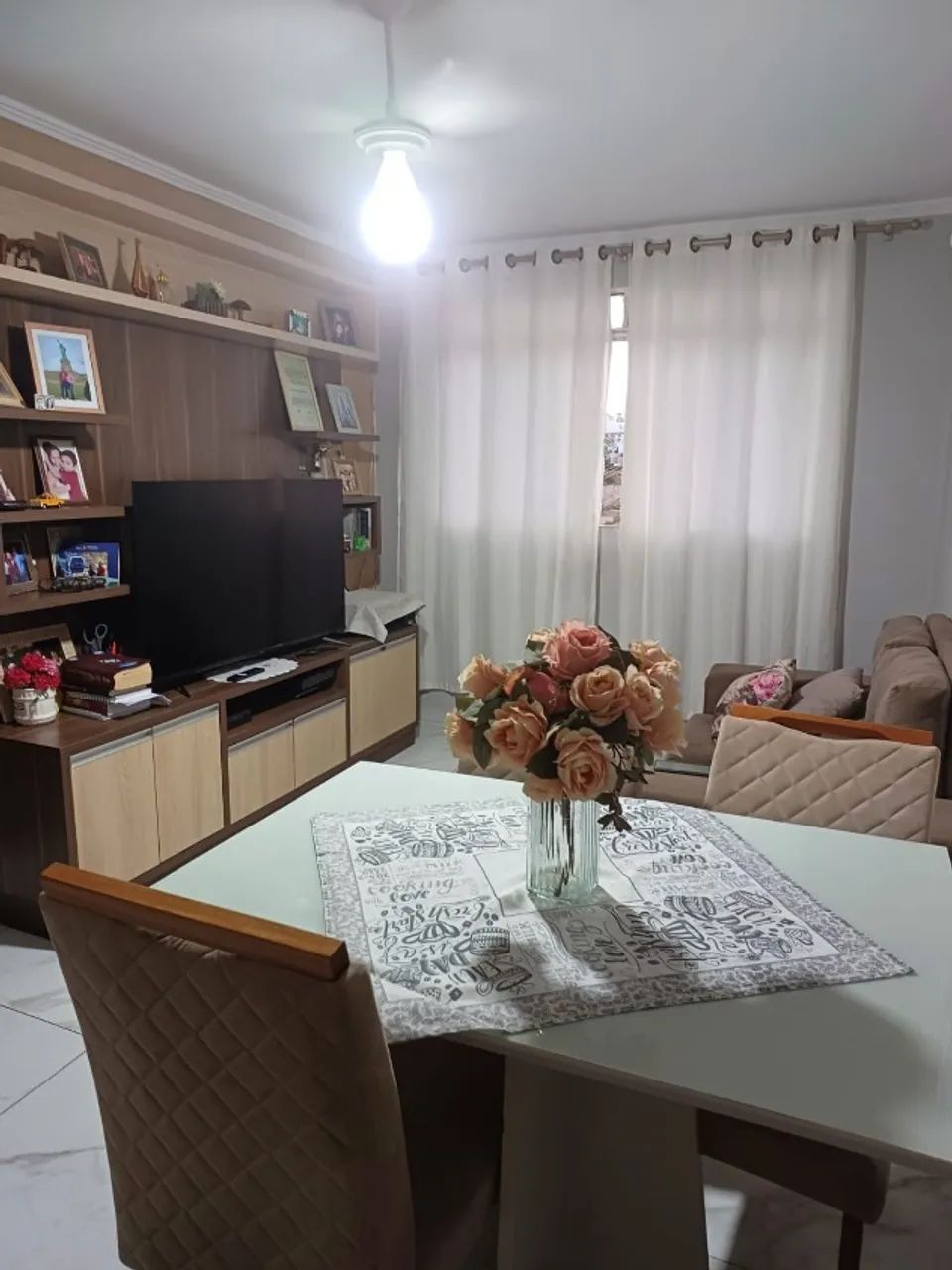 Mesa de Jantar com tampo de vidro e 4 cadeiras