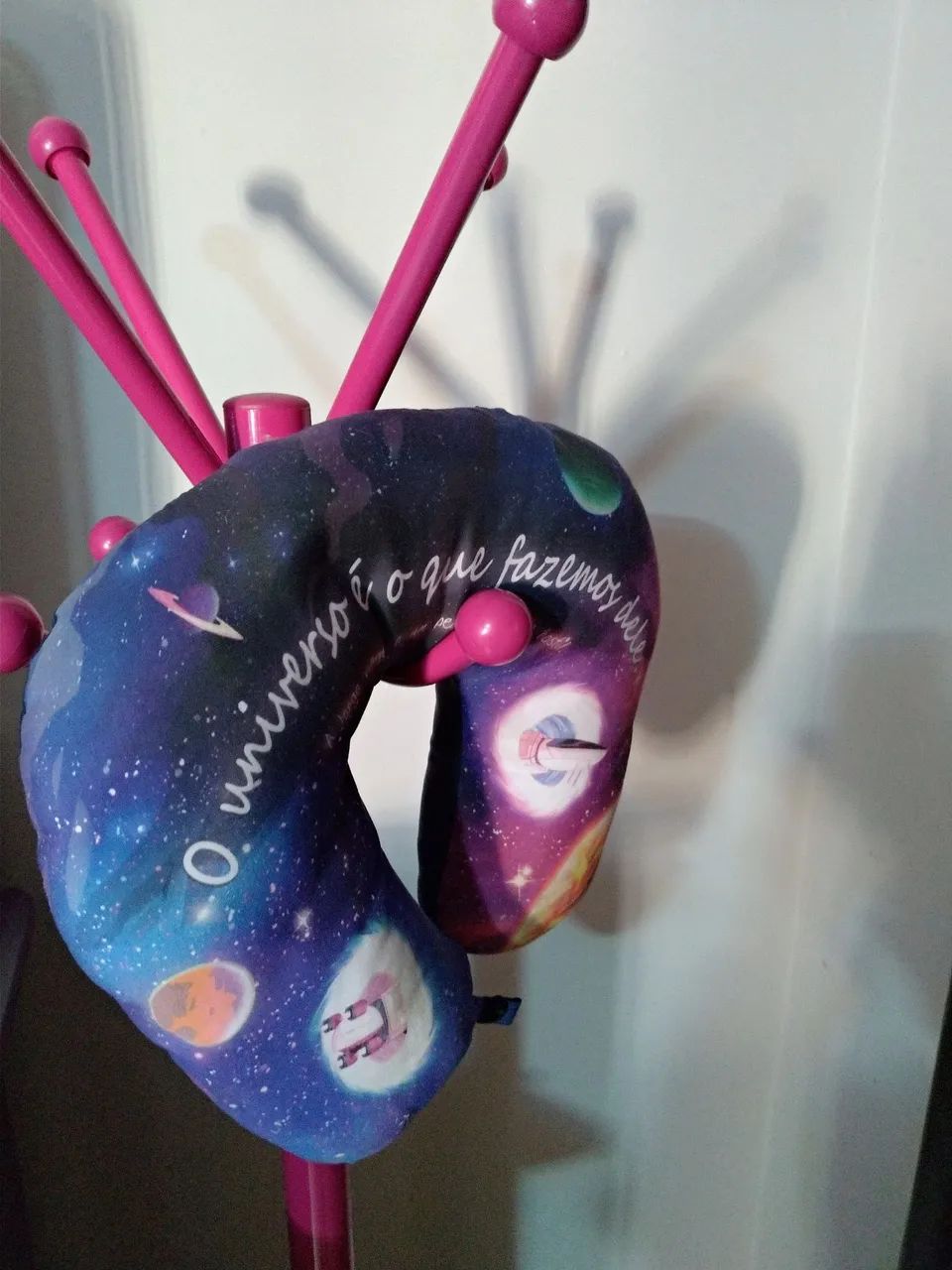 Almofada de pescoço temática para viagem.  - Foto 2