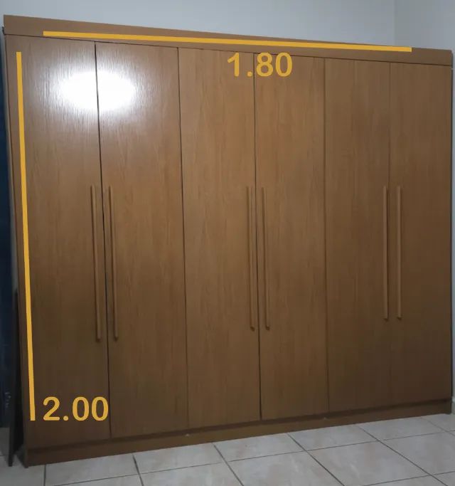 Guarda-Roupa espaçoso 6 portas
