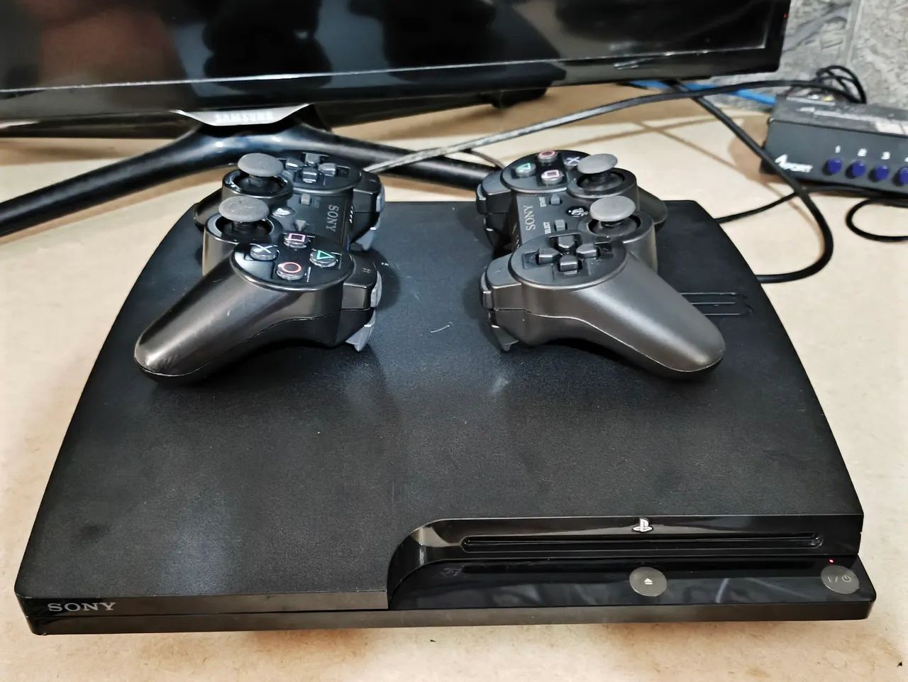 PS3 slim desbloqueado com 2 controles e cabos 