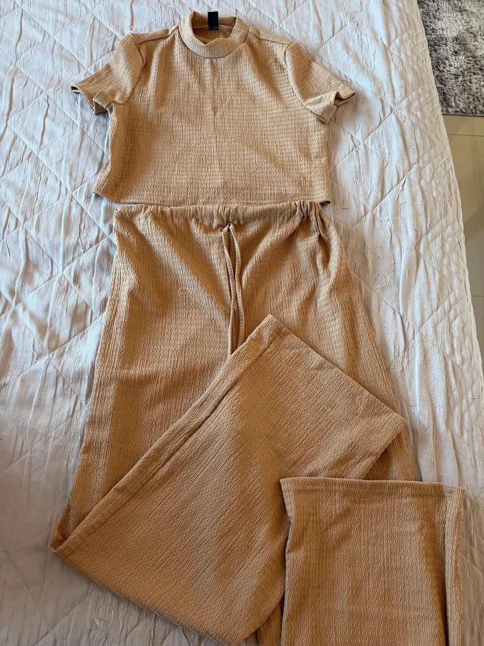 Vendo combo de roupas , 2 conjuntos e 1 macacão 