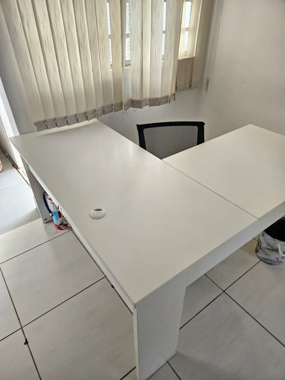 Mesa em L branca