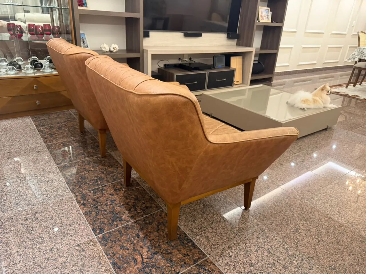 Par de Poltronas de Design Raiuga em Couro Sintético Caramelo - Foto 4