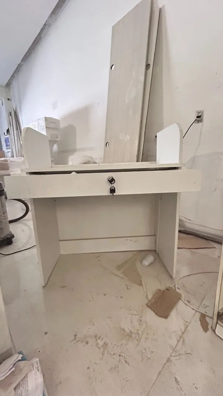 Mesa com gaveta