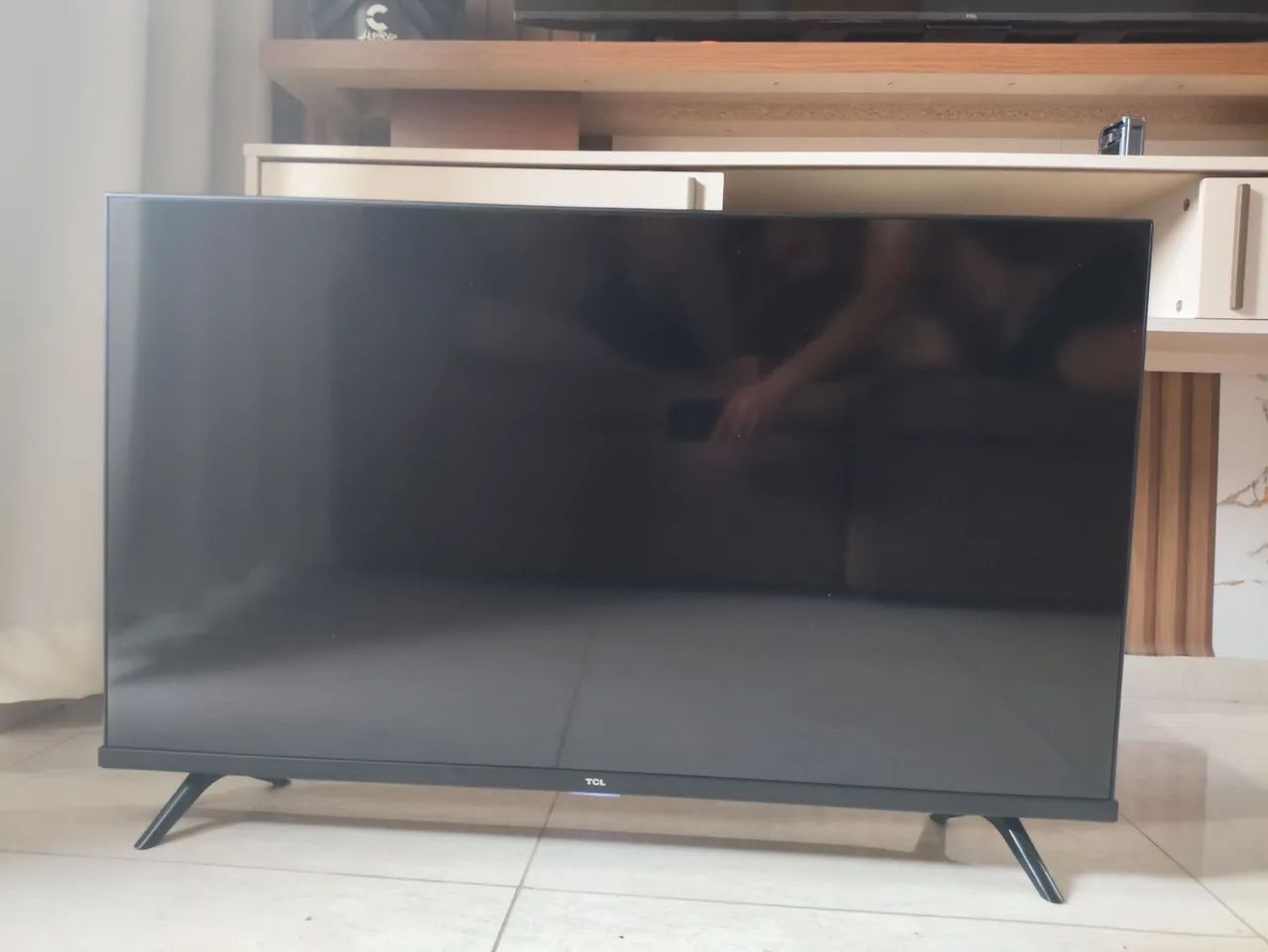 Vendo tv TCL semi nova em ótimo estado funcionando perfeitamente. - Foto 2