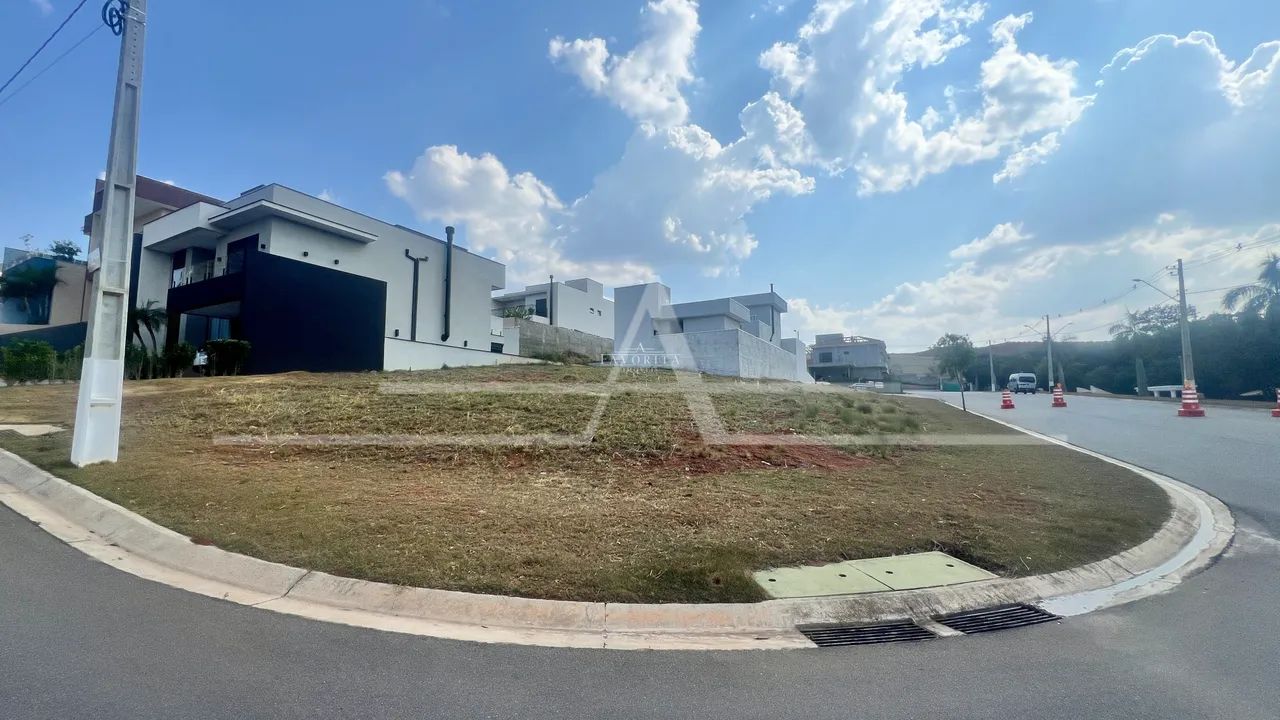 Terreno de esquina em condomínio com 307m² - Foto 2