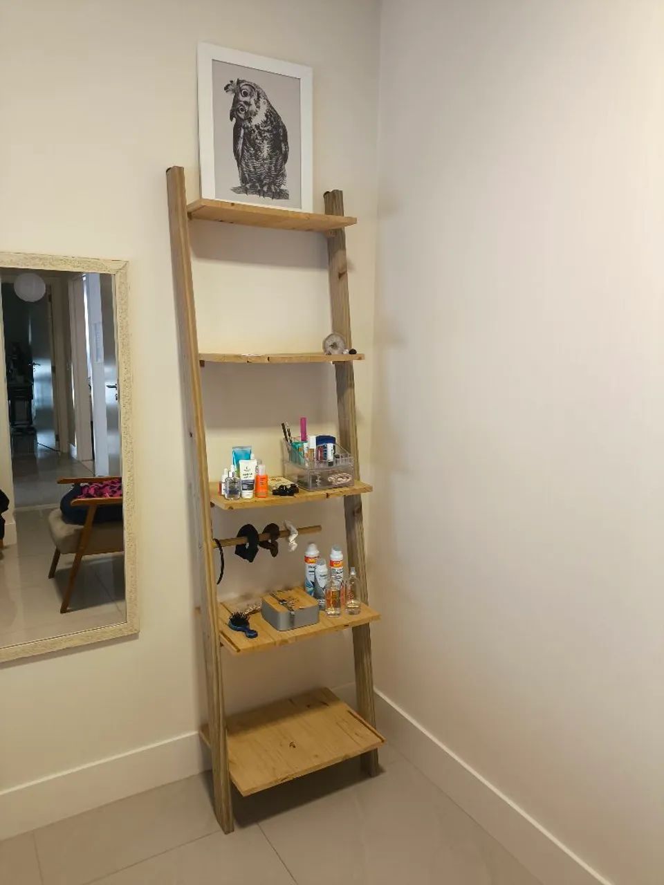 Estante estilo escada. Rústica e bem resistente. Cor natural