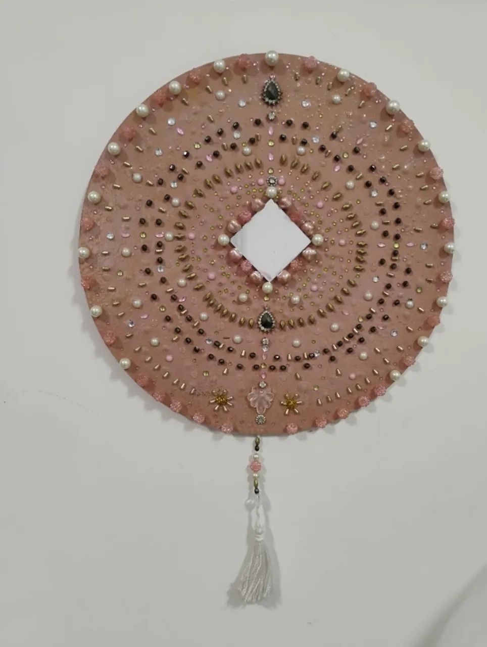 Decoração de parede com espelho triangular no centro