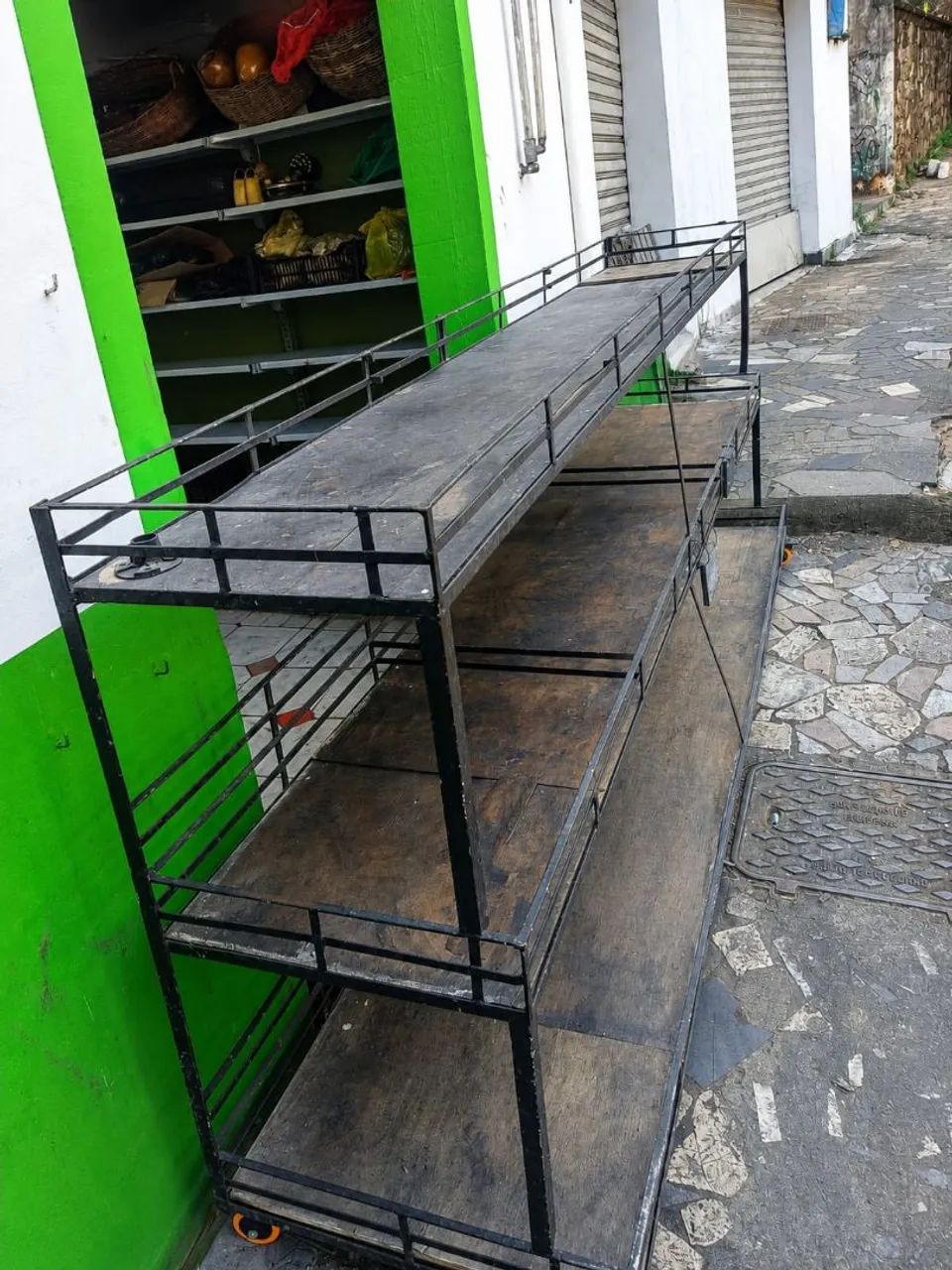 Verdureiro Expositor de Ferro com 3 Prateleiras e Rodízios - Foto 4