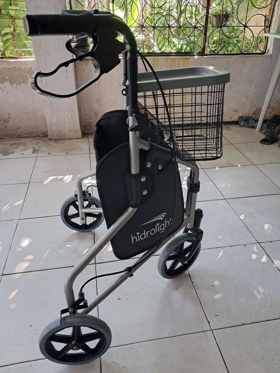 Andador com rodas 