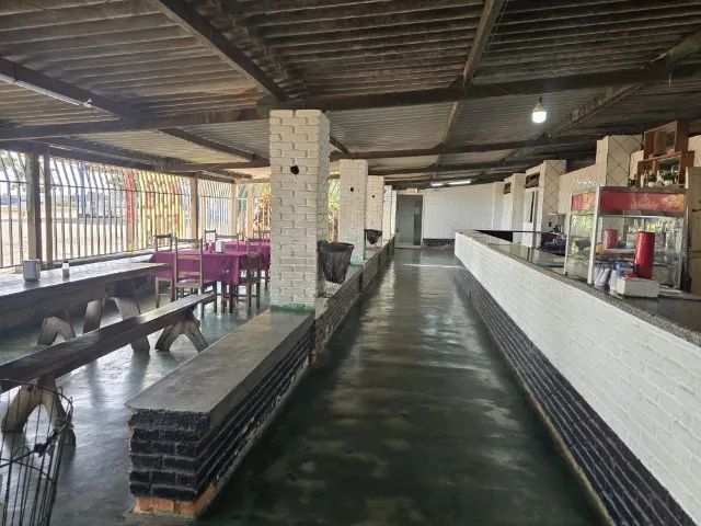 Restaurante e Lanchonete na Rodovia com Parada de Ônibus 
