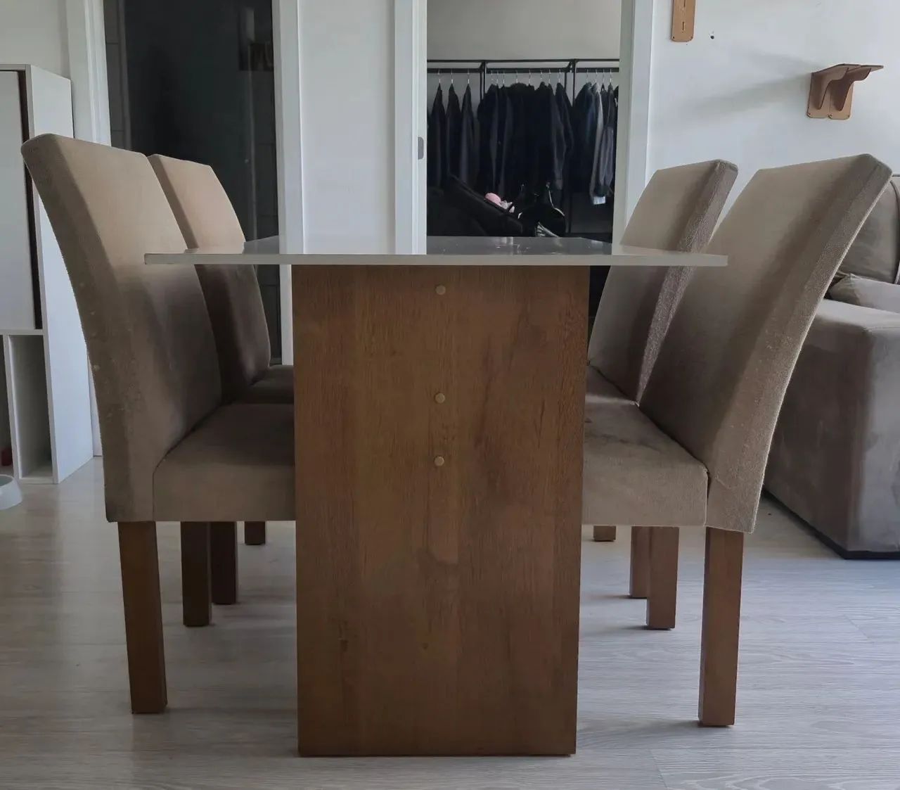 Jogo de mesa com 4 cadeiras 