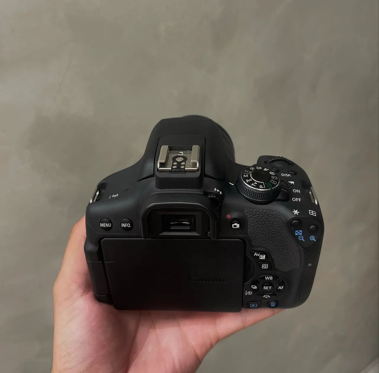 Câmera Canon T6i / Kit Lente 18-55/ 2 baterias - Foto 3