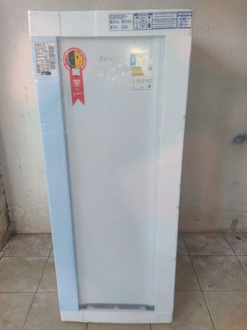 Geladeira nova da Esmaltec de 245 litros 
