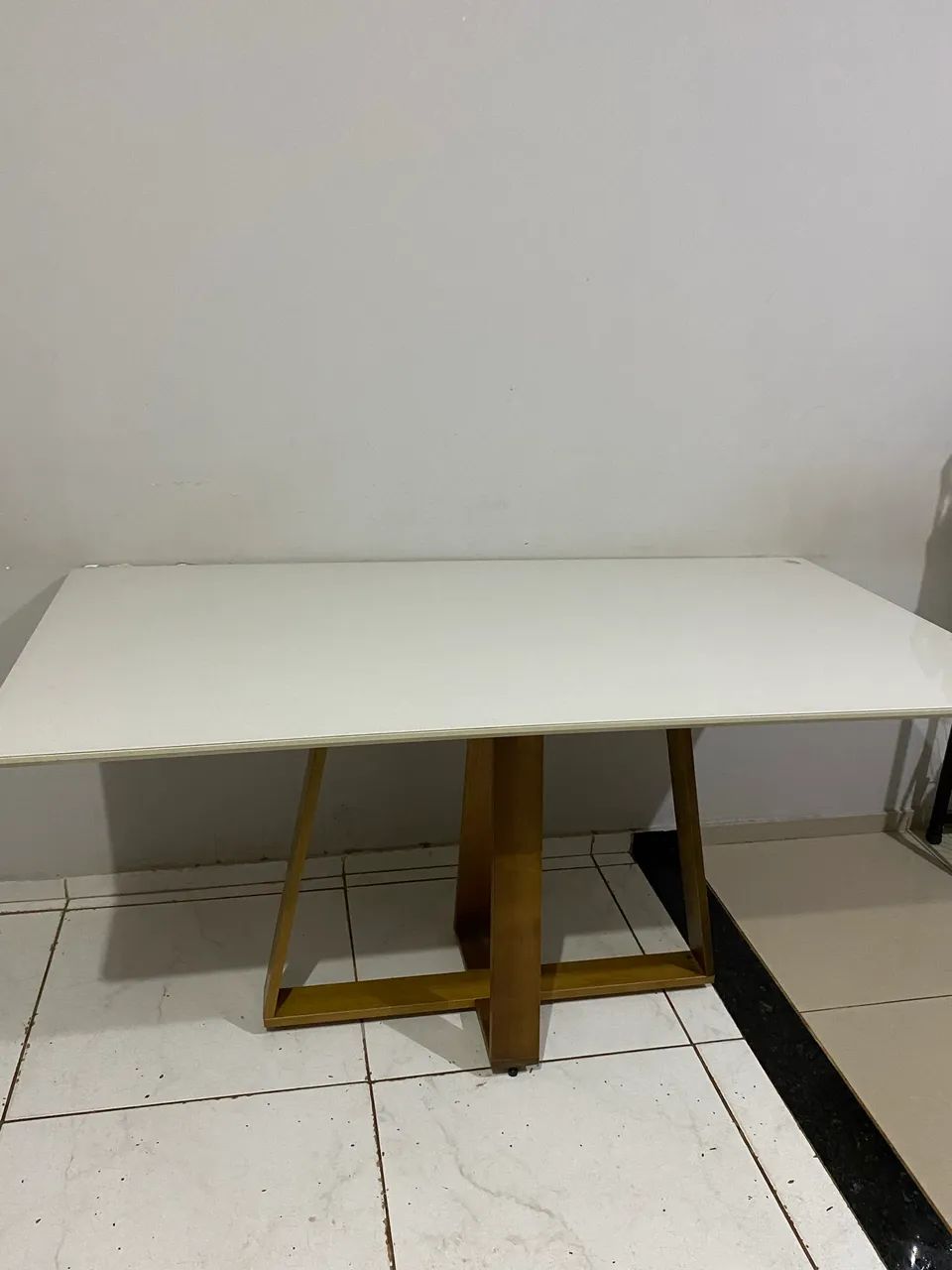 Vendo mesa de jantar, seis  cadeiras vão de brinde 