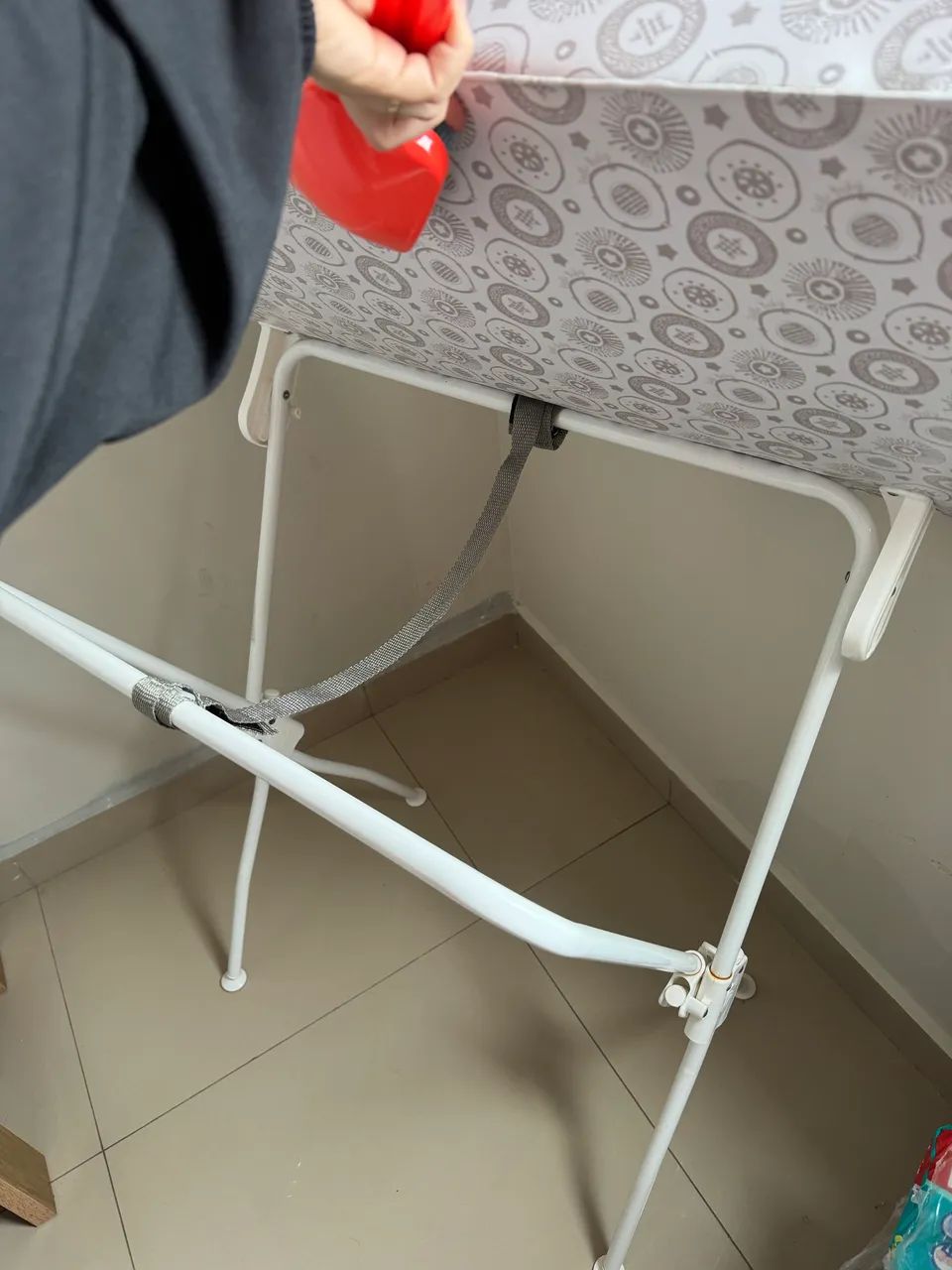 Trocador de bebê com suporte de banheira - Foto 2